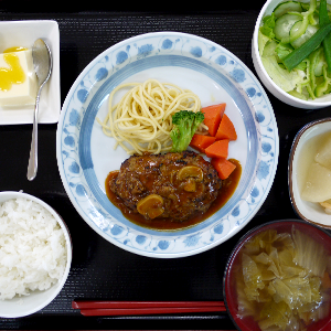 学院専用食堂の温かくて美味しい昼食付です。