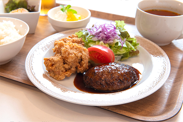 会場受講者は学院食堂の美味しい食事付です。