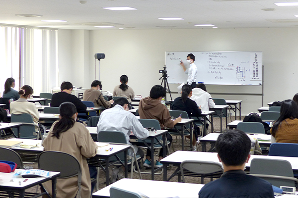 指導を行うのは福岡大学医学部合格者を多数輩出したプロ講師陣！