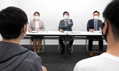 福岡大学二次試験に向けたグループ面接対策の様子