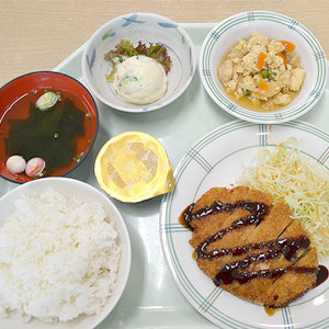 学院食堂の美味しい昼食付です