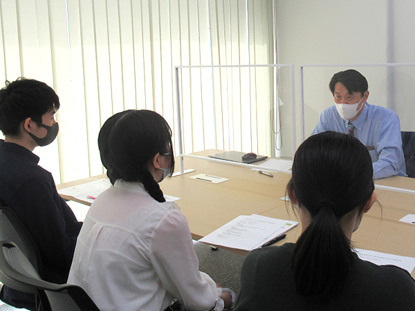 本番さながらの緊張感の中で行う面接指導 画像