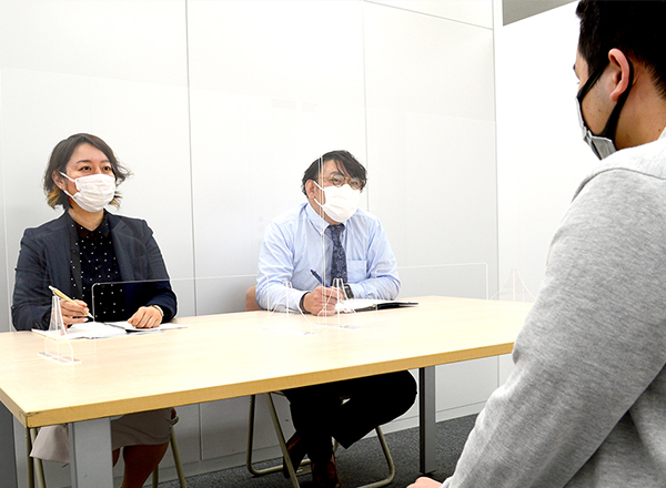 本番さながらの緊張感の中で行う面接指導 画像