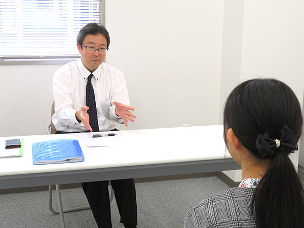 本番さながらの緊張感の中で行う面接指導 画像